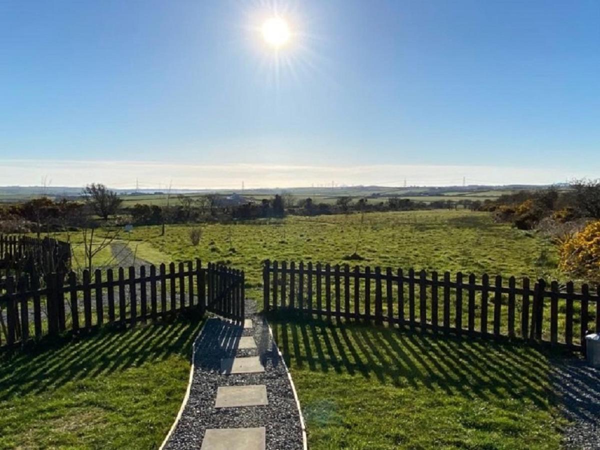 Willow Glamping Hut With Hot Tub, Ensuite, Bbq, Firepit, Views, Fenced Garden, Dog Friendly, Alpacas On Site On Anglesey, North Wales Amlwch Esterno foto