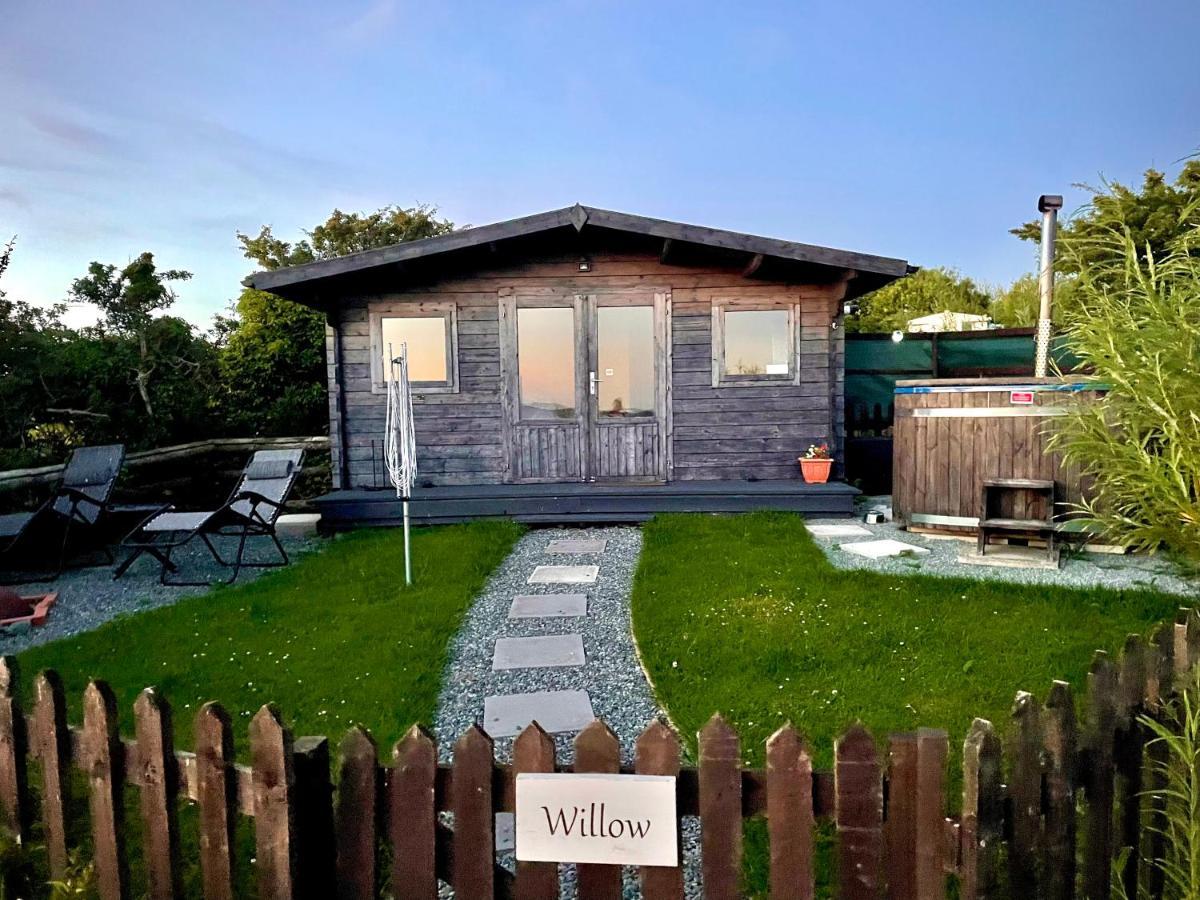 Willow Glamping Hut With Hot Tub, Ensuite, Bbq, Firepit, Views, Fenced Garden, Dog Friendly, Alpacas On Site On Anglesey, North Wales Amlwch Esterno foto
