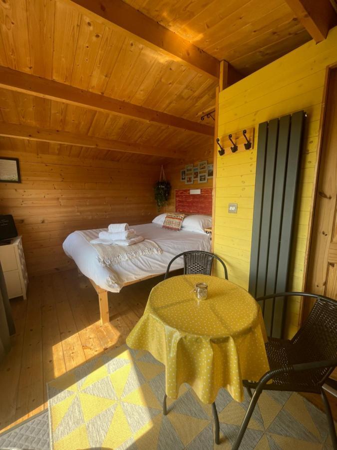Willow Glamping Hut With Hot Tub, Ensuite, Bbq, Firepit, Views, Fenced Garden, Dog Friendly, Alpacas On Site On Anglesey, North Wales Amlwch Esterno foto