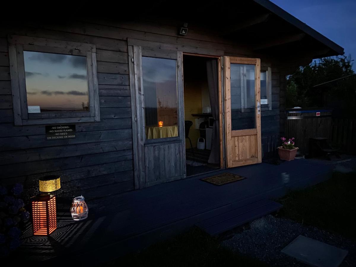 Willow Glamping Hut With Hot Tub, Ensuite, Bbq, Firepit, Views, Fenced Garden, Dog Friendly, Alpacas On Site On Anglesey, North Wales Amlwch Esterno foto